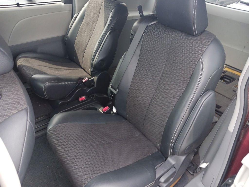 Toyota Sienna 5dr 8-Pass Van V6 SE FWD (Natl) 2013