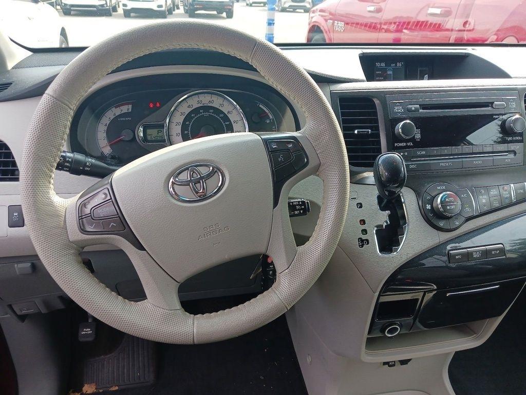 Toyota Sienna 5dr 8-Pass Van V6 SE FWD (Natl) 2013