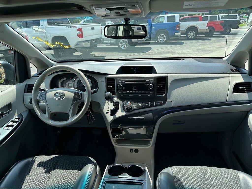 Toyota Sienna 5dr 8-Pass Van V6 SE FWD (Natl) 2013