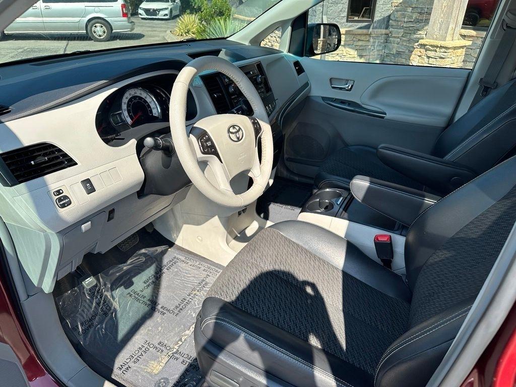 Toyota Sienna 5dr 8-Pass Van V6 SE FWD (Natl) 2013