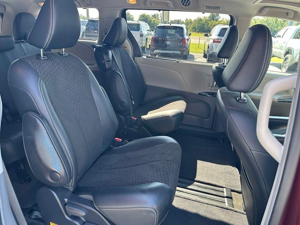 Toyota Sienna 5dr 8-Pass Van V6 SE FWD (Natl) 2013