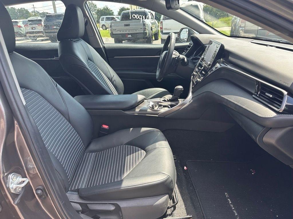 Toyota Camry SE Auto (Natl) 2021