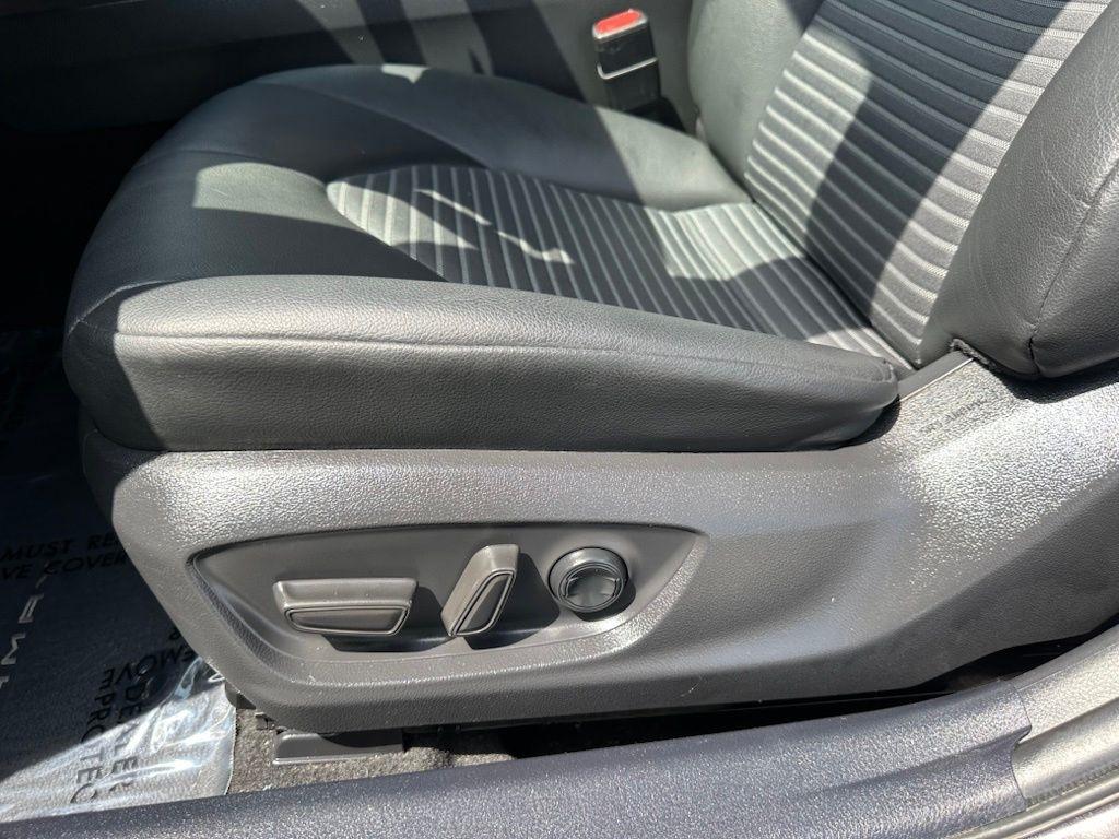 Toyota Camry SE Auto (Natl) 2021