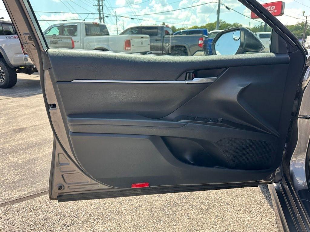 Toyota Camry SE Auto (Natl) 2021