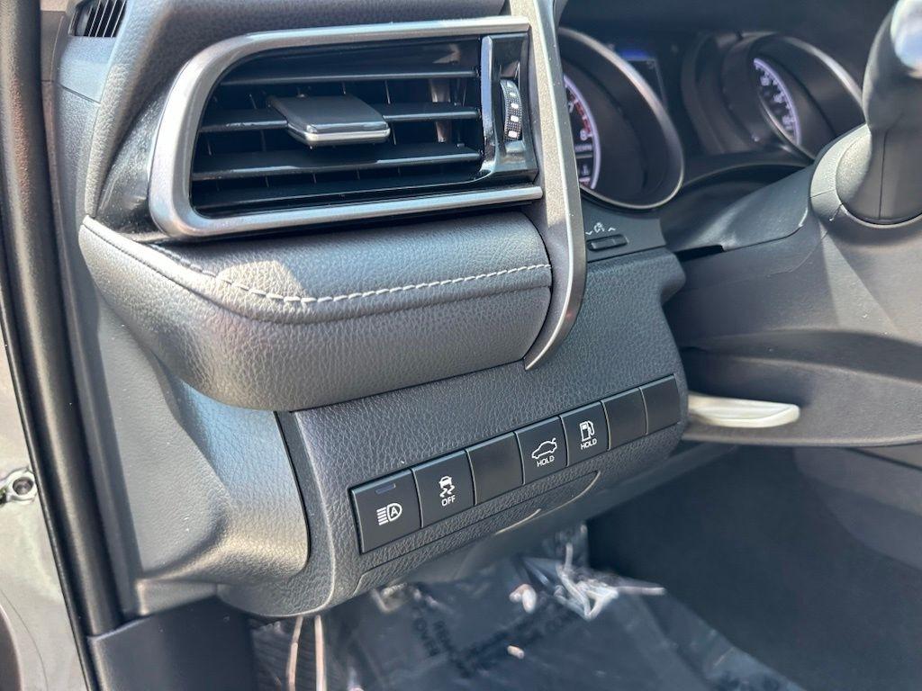 Toyota Camry SE Auto (Natl) 2021