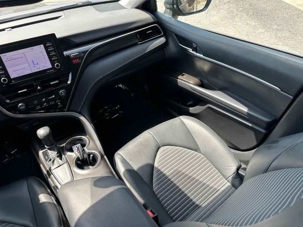 Toyota Camry SE Auto (Natl) 2021