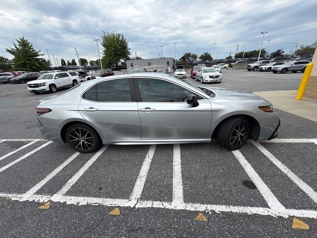 Toyota Camry SE Auto (Natl) 2021
