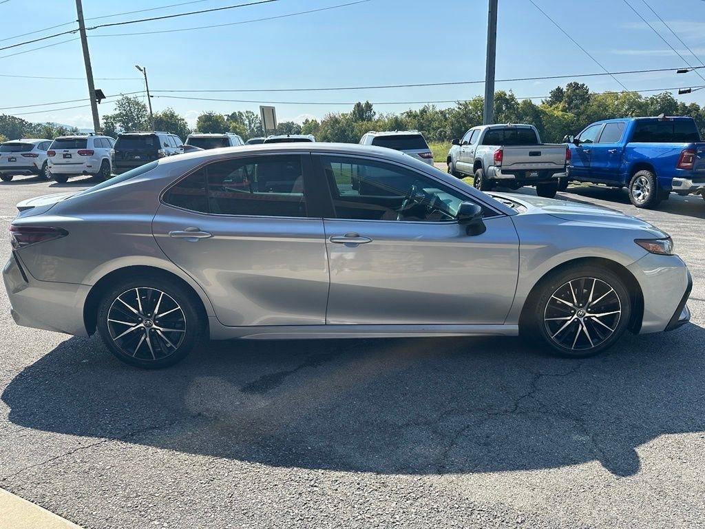Toyota Camry SE Auto (Natl) 2021