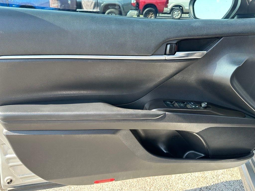 Toyota Camry SE Auto (Natl) 2021