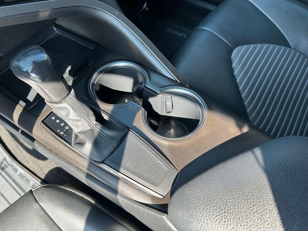 Toyota Camry SE Auto (Natl) 2021