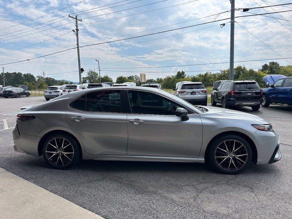 Toyota Camry SE Auto (Natl) 2021
