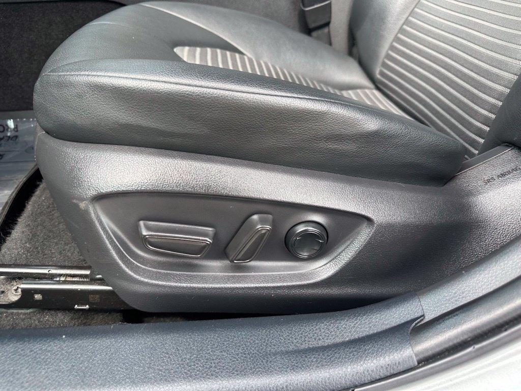 Toyota Camry SE Auto (Natl) 2021