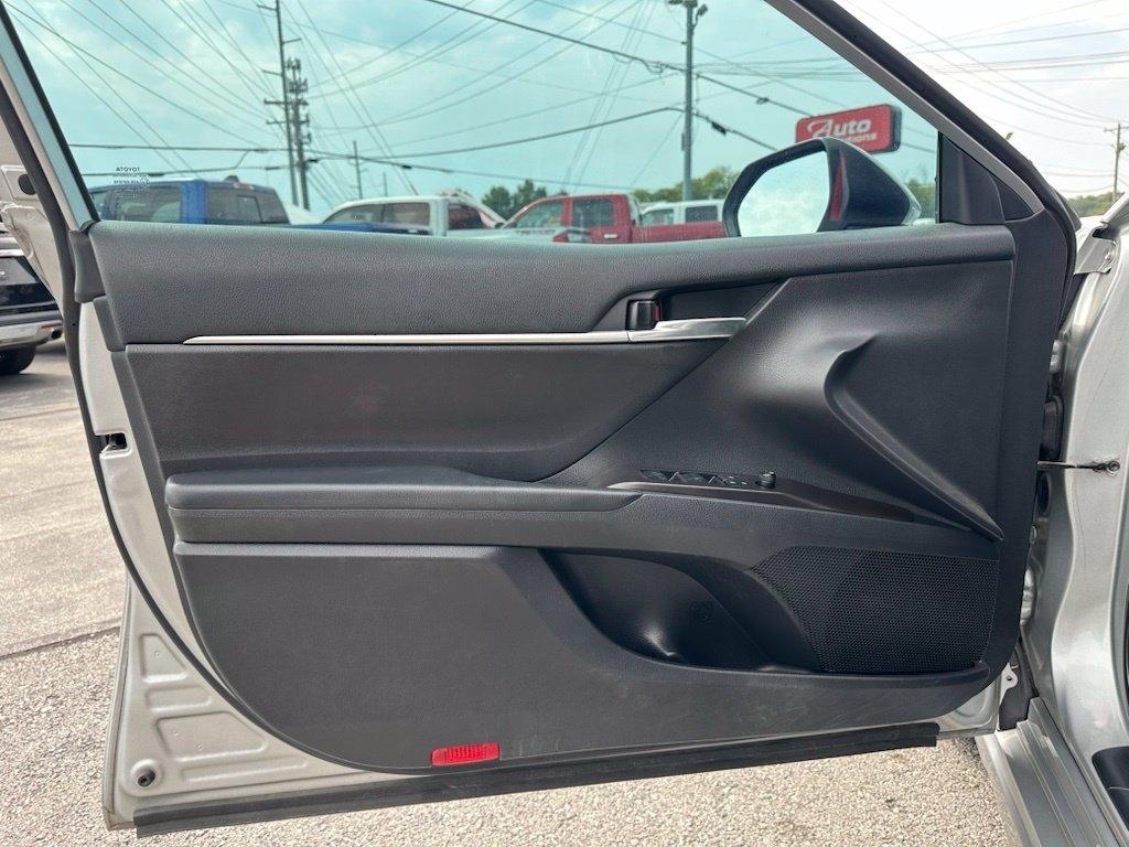 Toyota Camry SE Auto (Natl) 2021