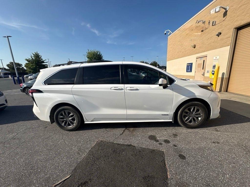 Toyota Sienna LE AWD 8-Passenger (Natl) 2021