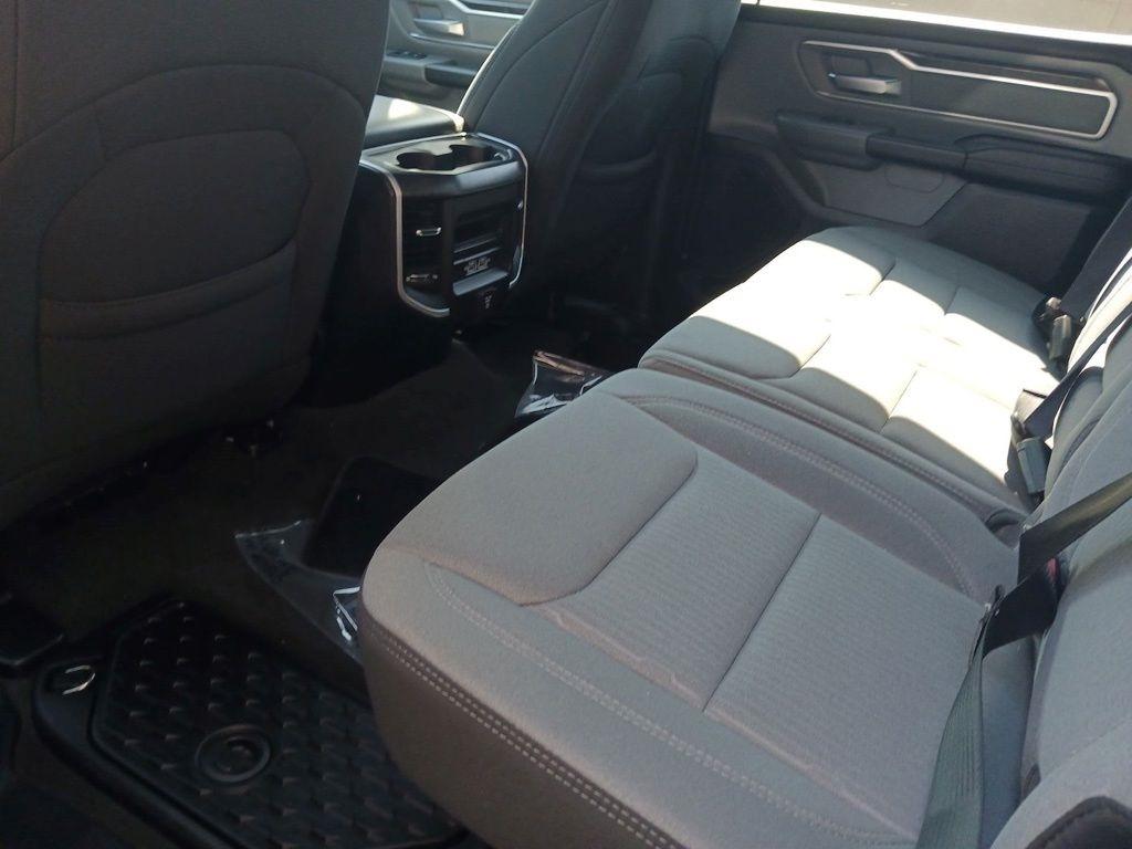 RAM 1500 Big Horn 4x4 Crew Cab 5'7" Box 2022