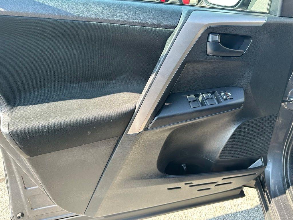 Toyota RAV4 AWD 4dr LE (Natl) 2016