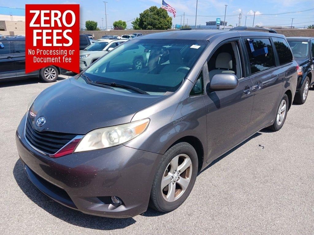 Toyota Sienna 5dr 7-Pass Van V6 LE FWD (Natl) 2012