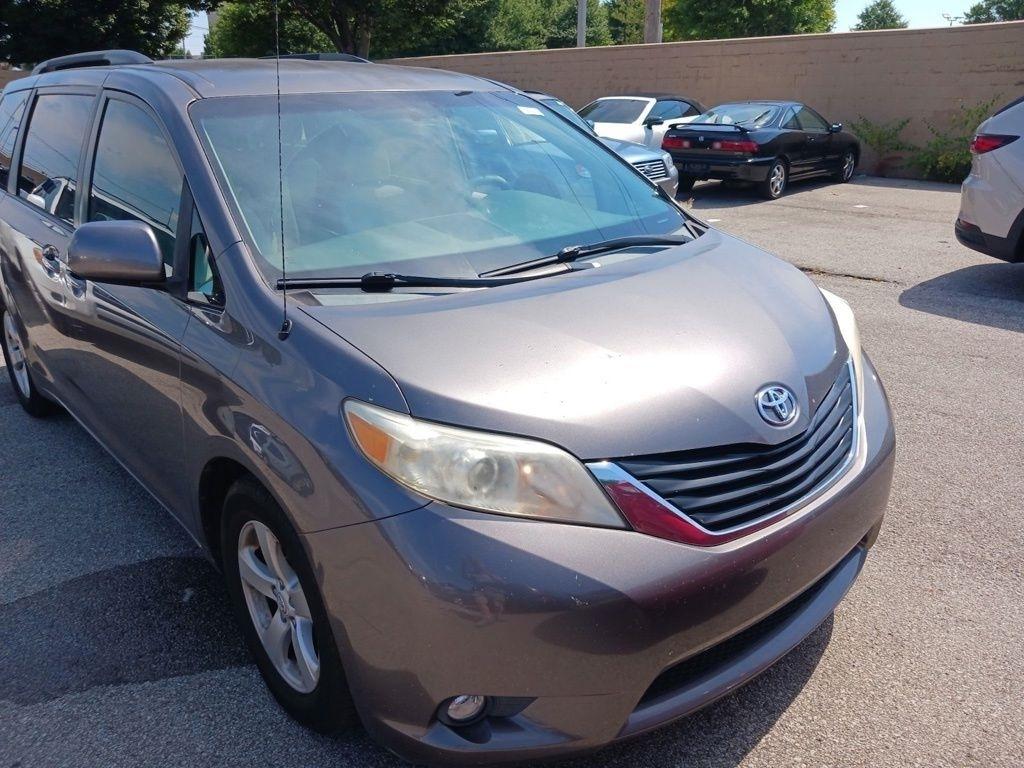 Toyota Sienna 5dr 7-Pass Van V6 LE FWD (Natl) 2012