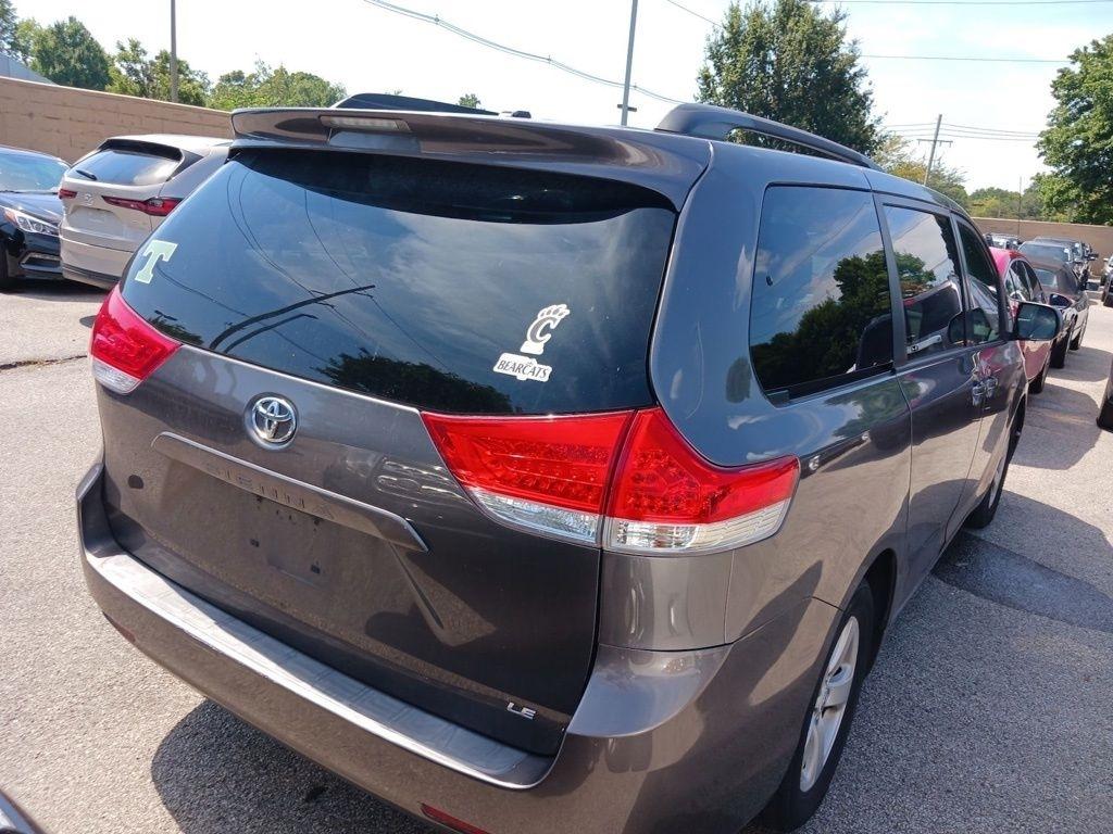 Toyota Sienna 5dr 7-Pass Van V6 LE FWD (Natl) 2012