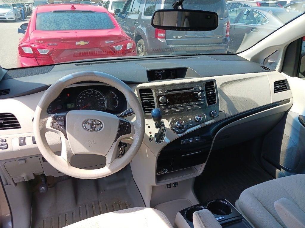 Toyota Sienna 5dr 7-Pass Van V6 LE FWD (Natl) 2012