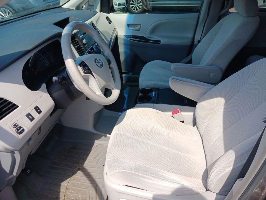 Toyota Sienna 5dr 7-Pass Van V6 LE FWD (Natl) 2012