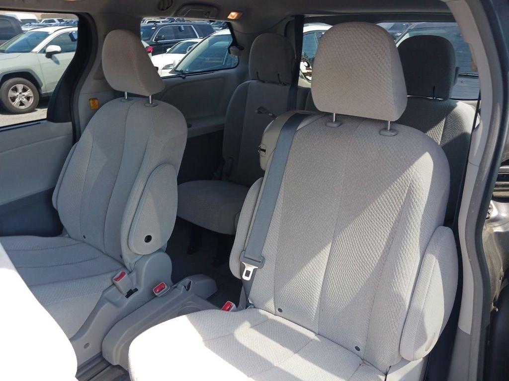 Toyota Sienna 5dr 7-Pass Van V6 LE FWD (Natl) 2012