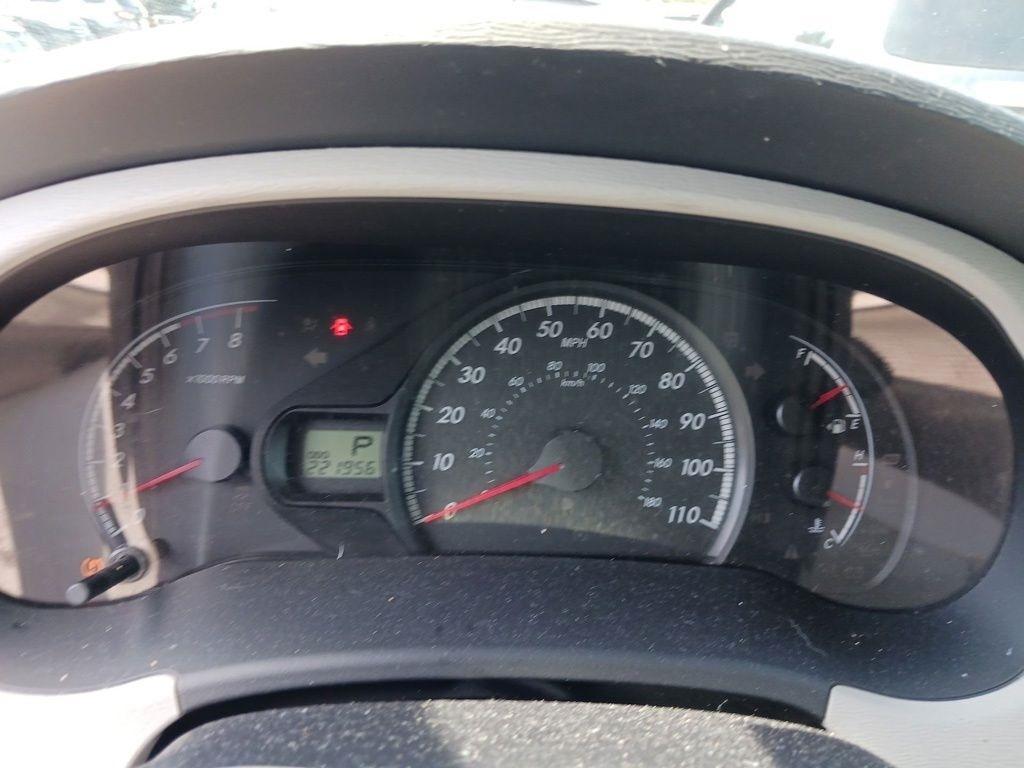 Toyota Sienna 5dr 7-Pass Van V6 LE FWD (Natl) 2012