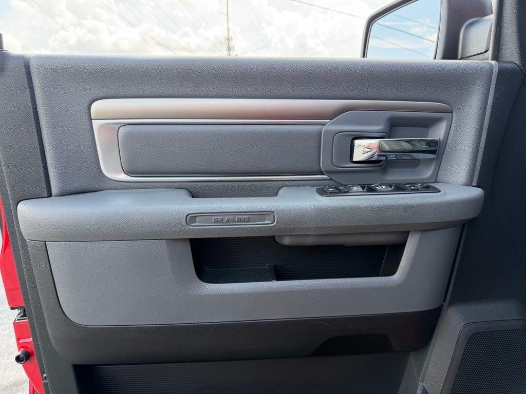 RAM 1500 4WD Crew Cab 140.5" Big Horn 2016