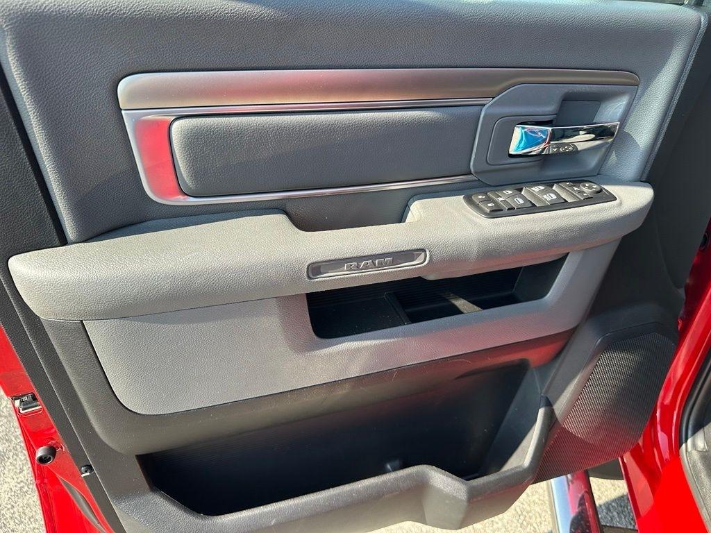 RAM 1500 4WD Crew Cab 140.5" Big Horn 2016