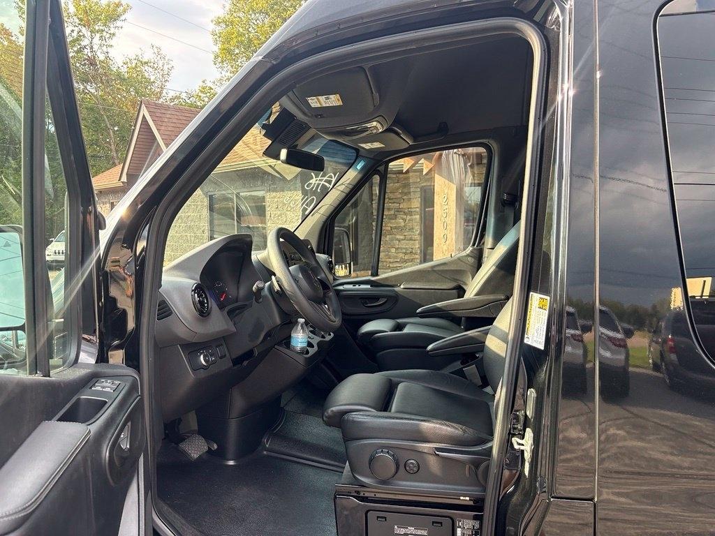 Mercedes-Benz Sprinter Passenger Van 2500 Standard Roof V6 144" RWD 2021