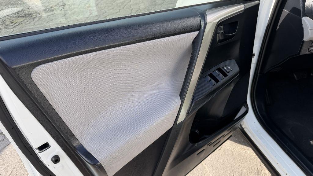 2014 Toyota RAV4 LE - Photo 9