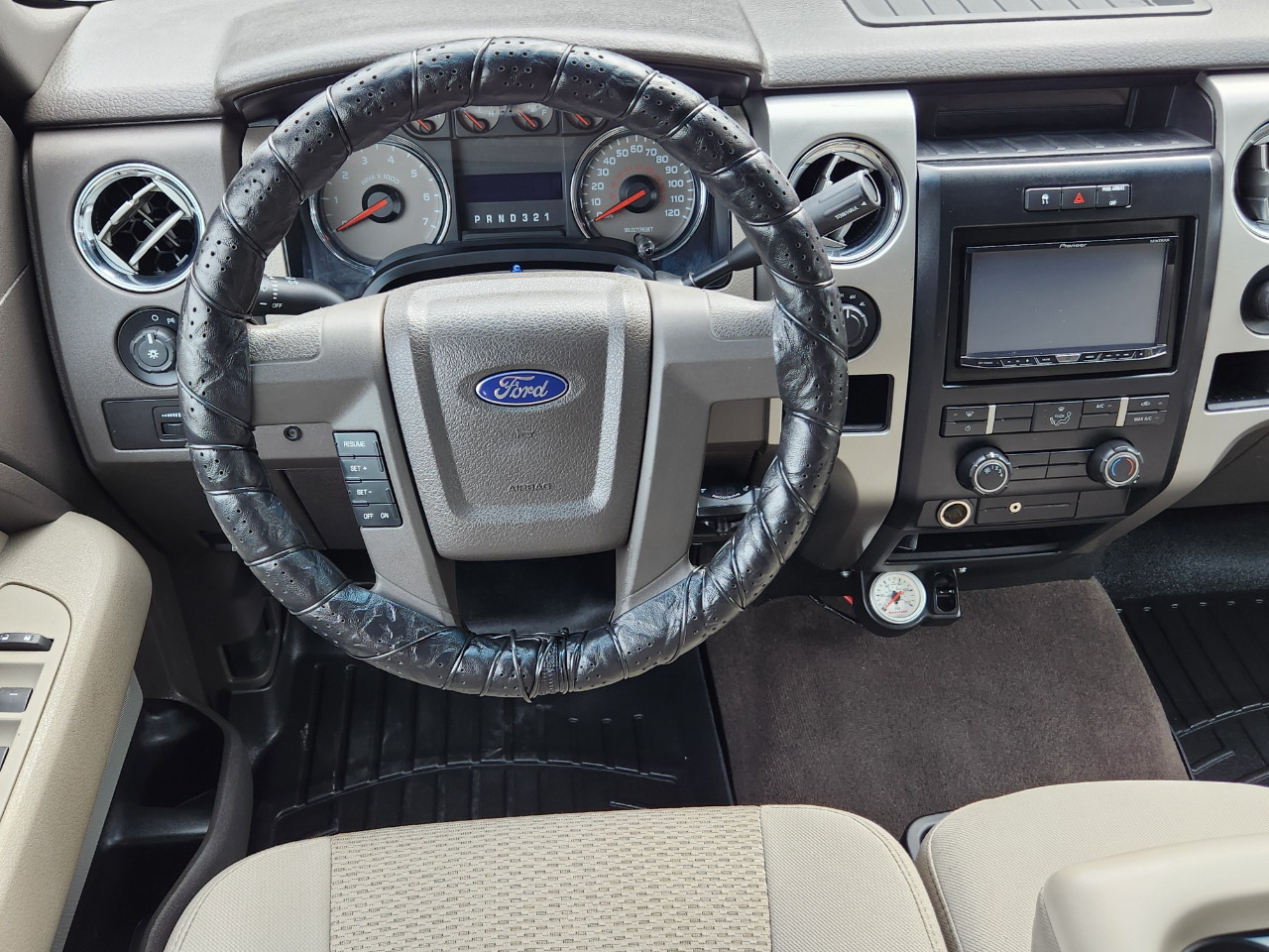 2010 Ford F-150 XLT photo 2