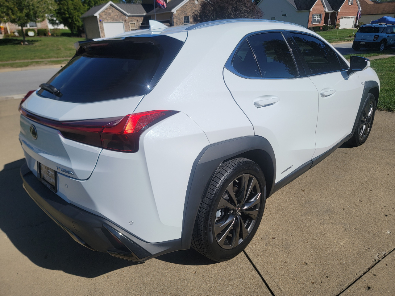 2019 Lexus UX 250h Premium F SPORT photo 3
