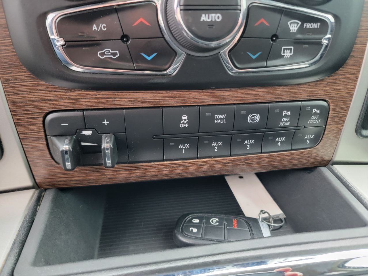 RAM 3500 Laramie 4x4 Crew Cab 8' Box 2017