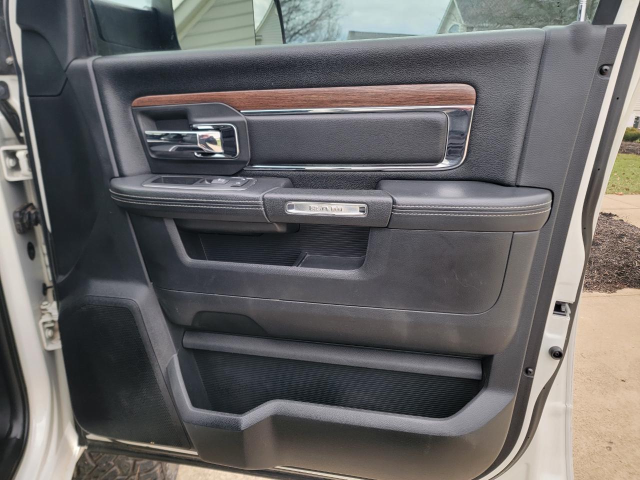 RAM 3500 Laramie 4x4 Crew Cab 8' Box 2017