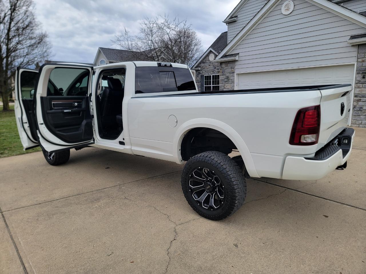 RAM 3500 Laramie 4x4 Crew Cab 8' Box 2017