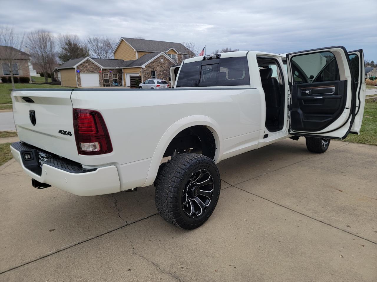RAM 3500 Laramie 4x4 Crew Cab 8' Box 2017