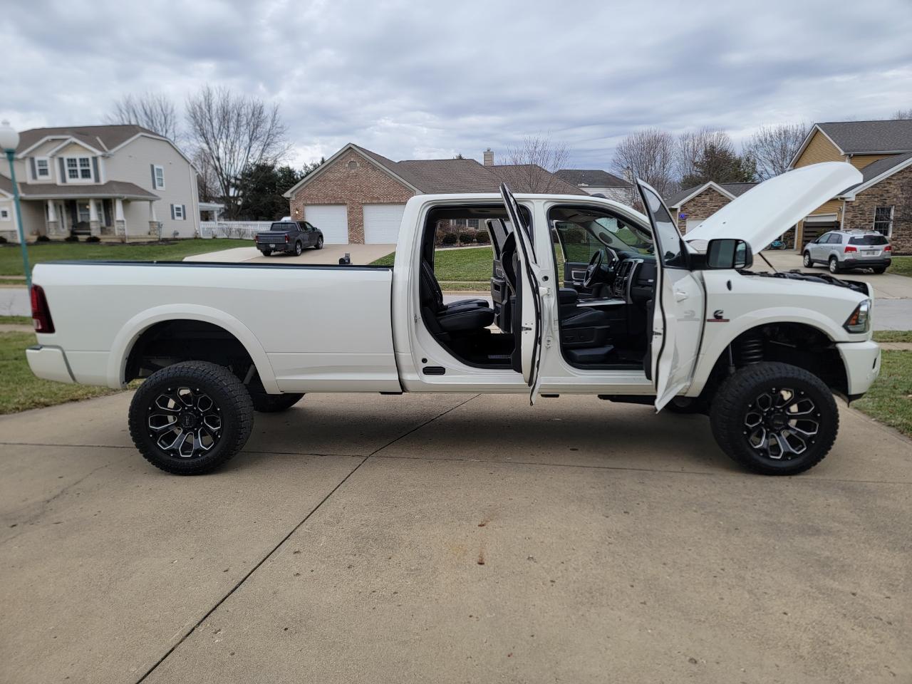RAM 3500 Laramie 4x4 Crew Cab 8' Box 2017