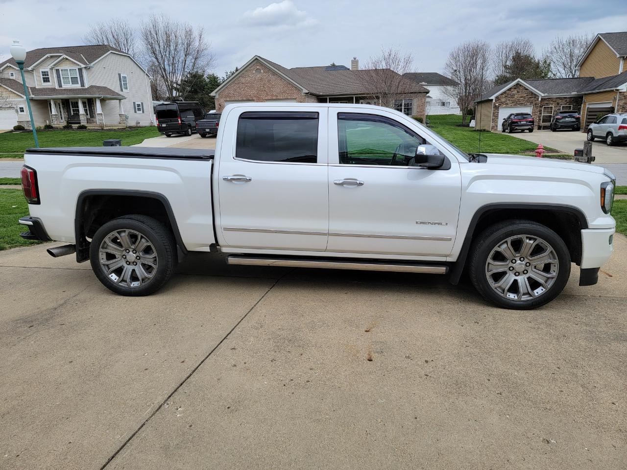 GMC Sierra 1500 4WD Crew Cab 143.5" Denali 2018