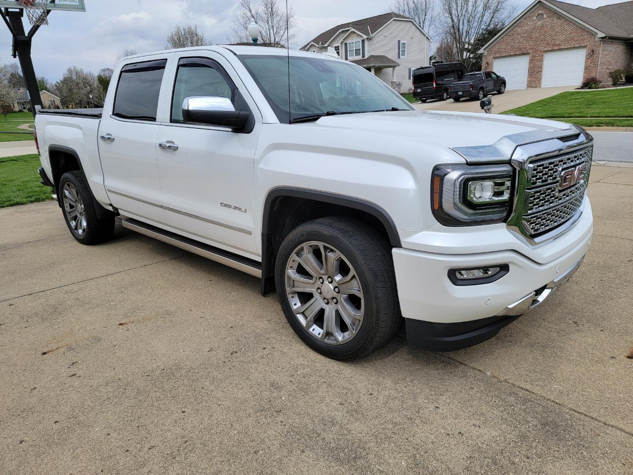 GMC Sierra 1500 4WD Crew Cab 143.5" Denali 2018