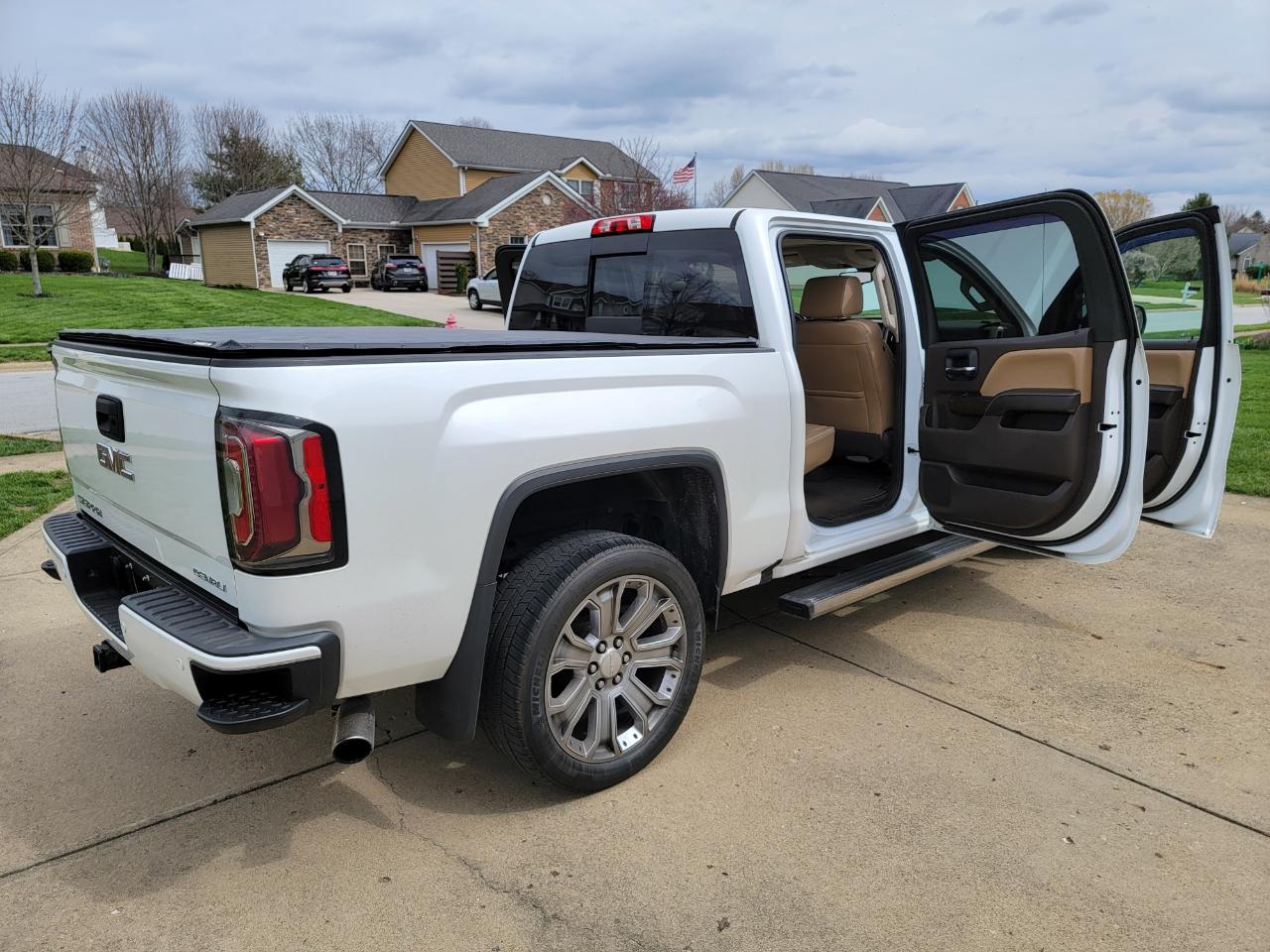 GMC Sierra 1500 4WD Crew Cab 143.5" Denali 2018