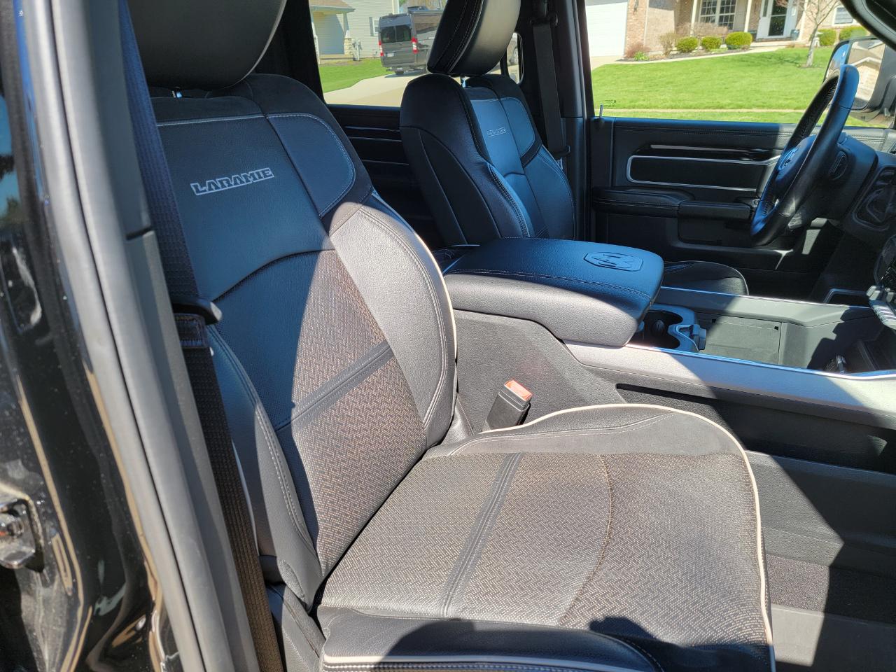 RAM 3500 Laramie 4x4 Crew Cab 8' Box 2020