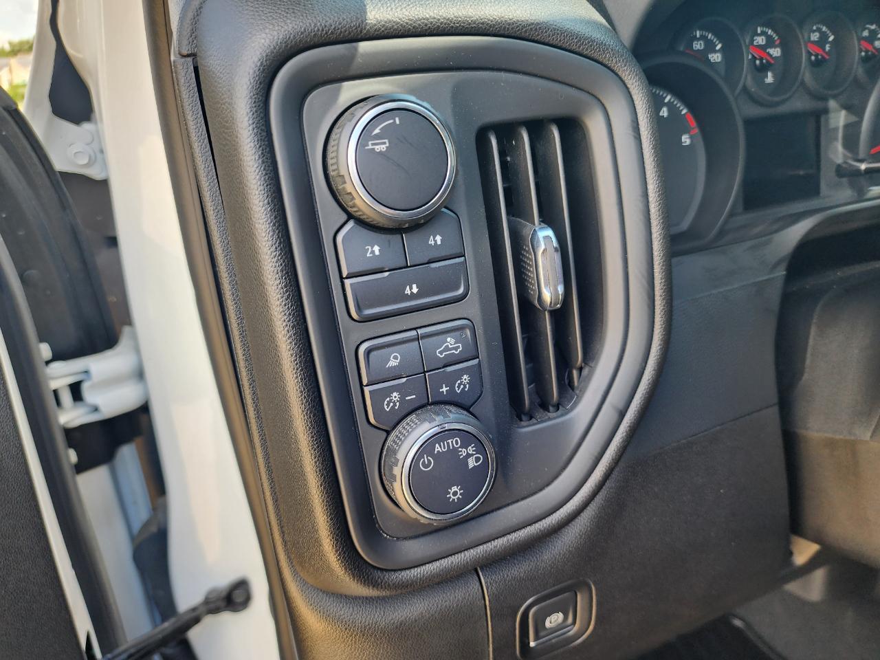 Chevrolet Silverado 2500HD 4WD Crew Cab 159" Custom 2024