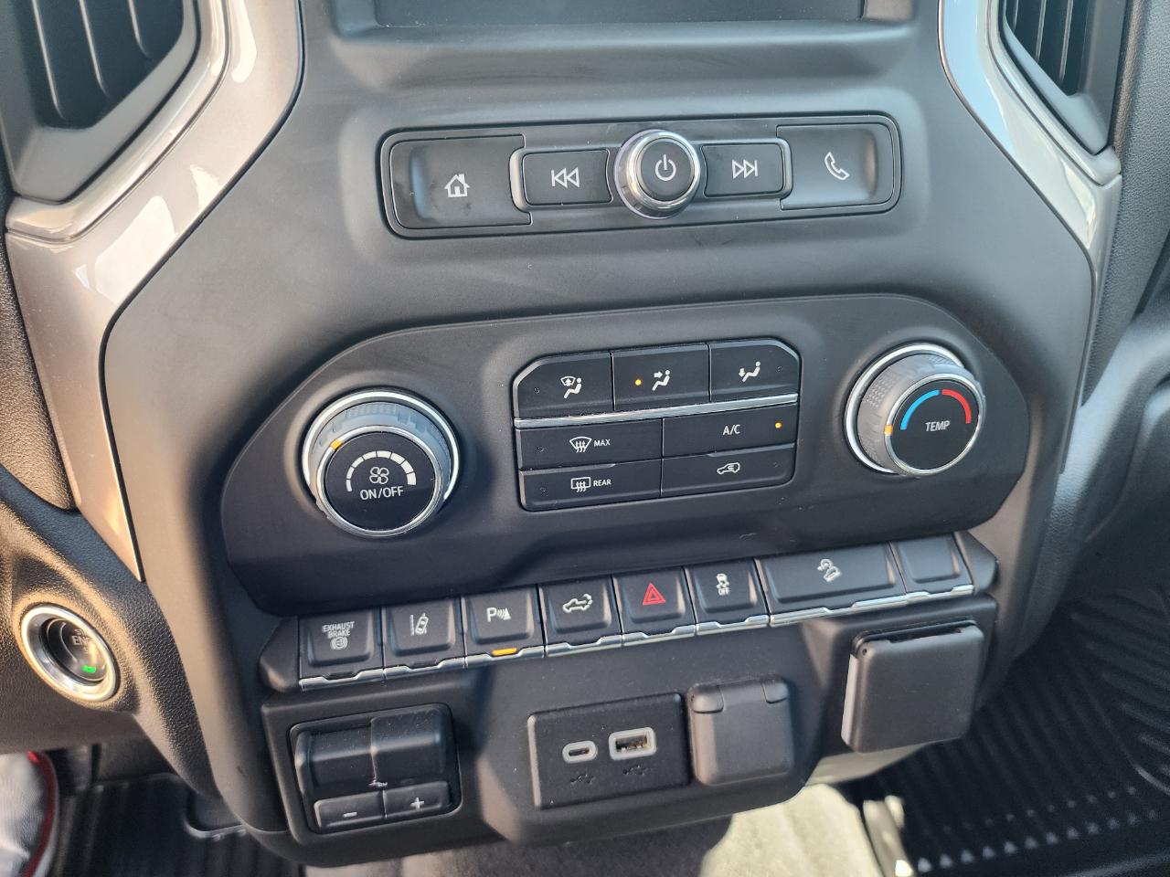 Chevrolet Silverado 2500HD 4WD Crew Cab 159" Custom 2024