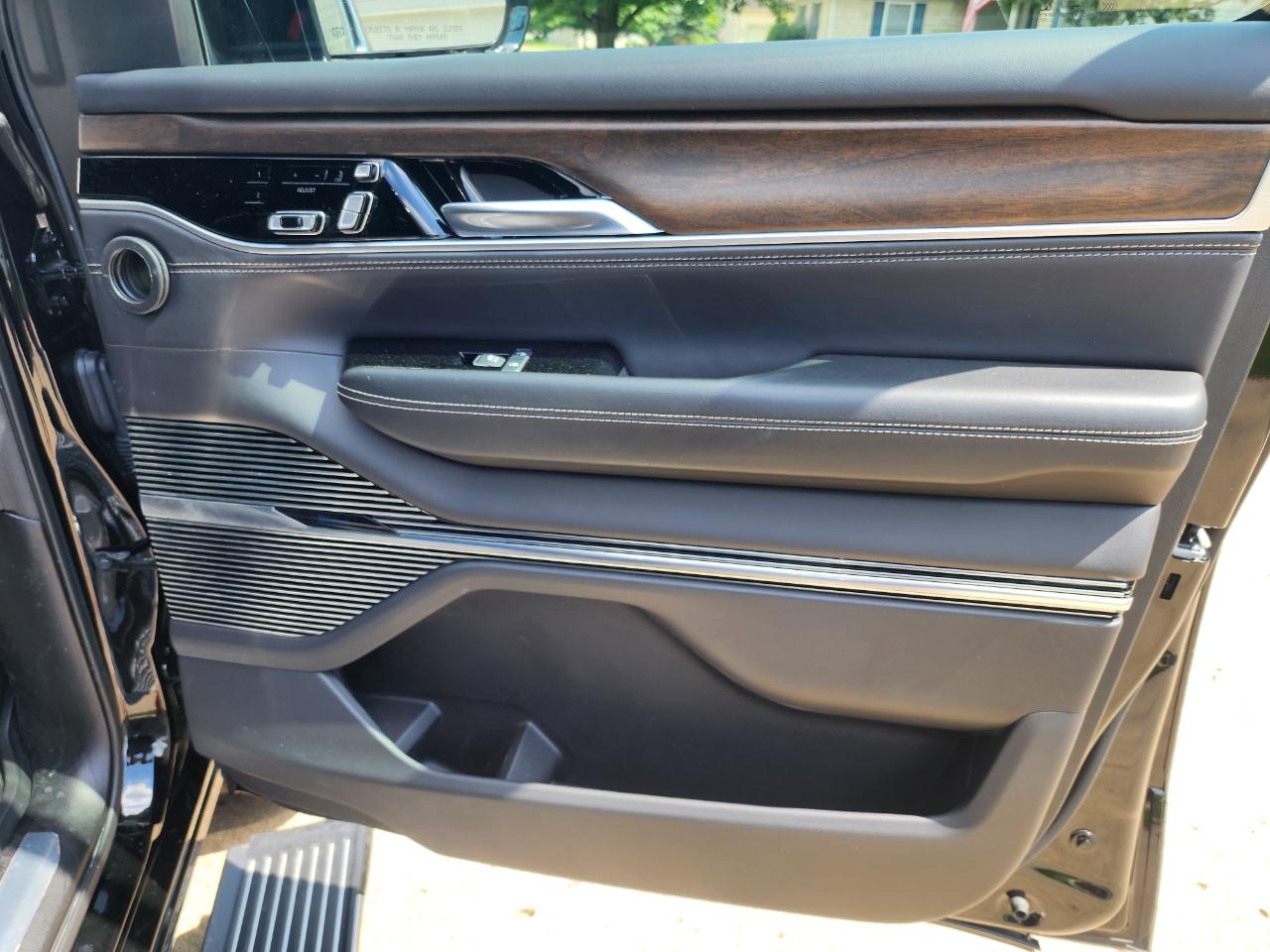 2022 Jeep Grand Wagoneer Series II - Photo 11