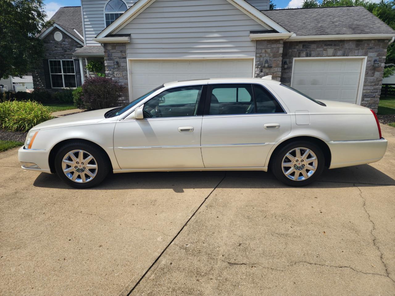 Cadillac DTS 4dr Sdn w/1SD 2010