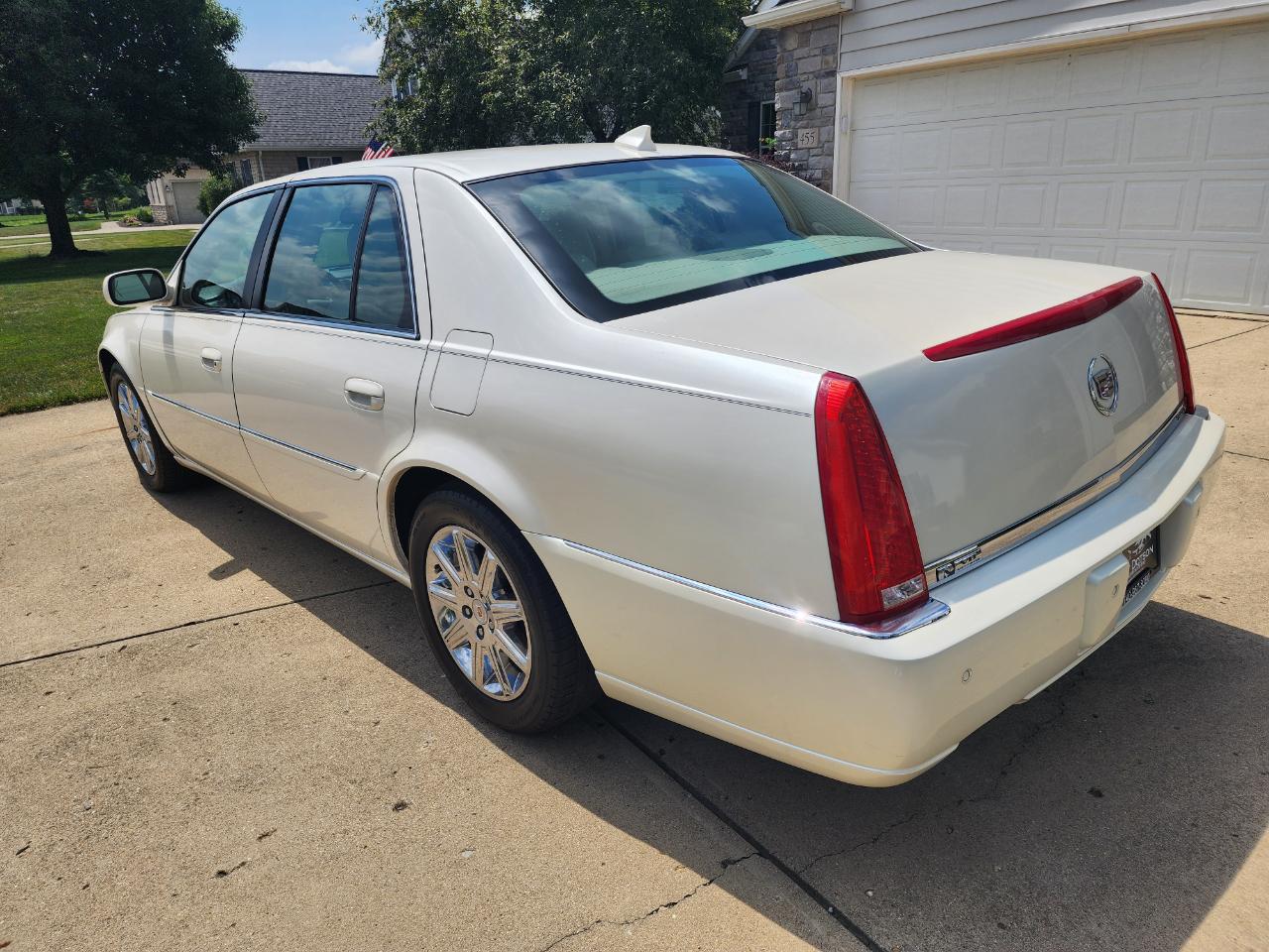 Cadillac DTS 4dr Sdn w/1SD 2010