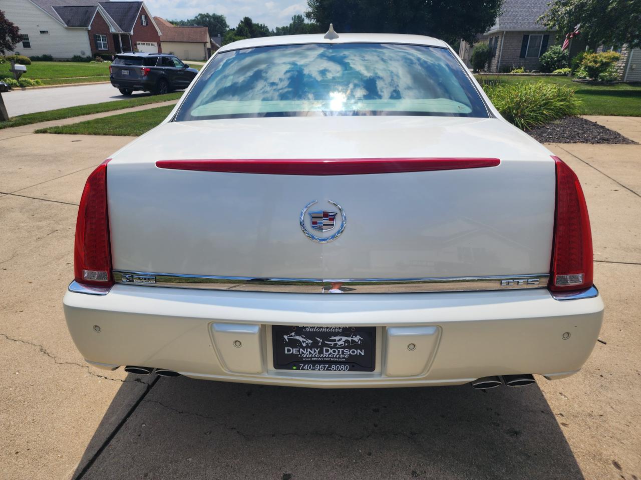 Cadillac DTS 4dr Sdn w/1SD 2010