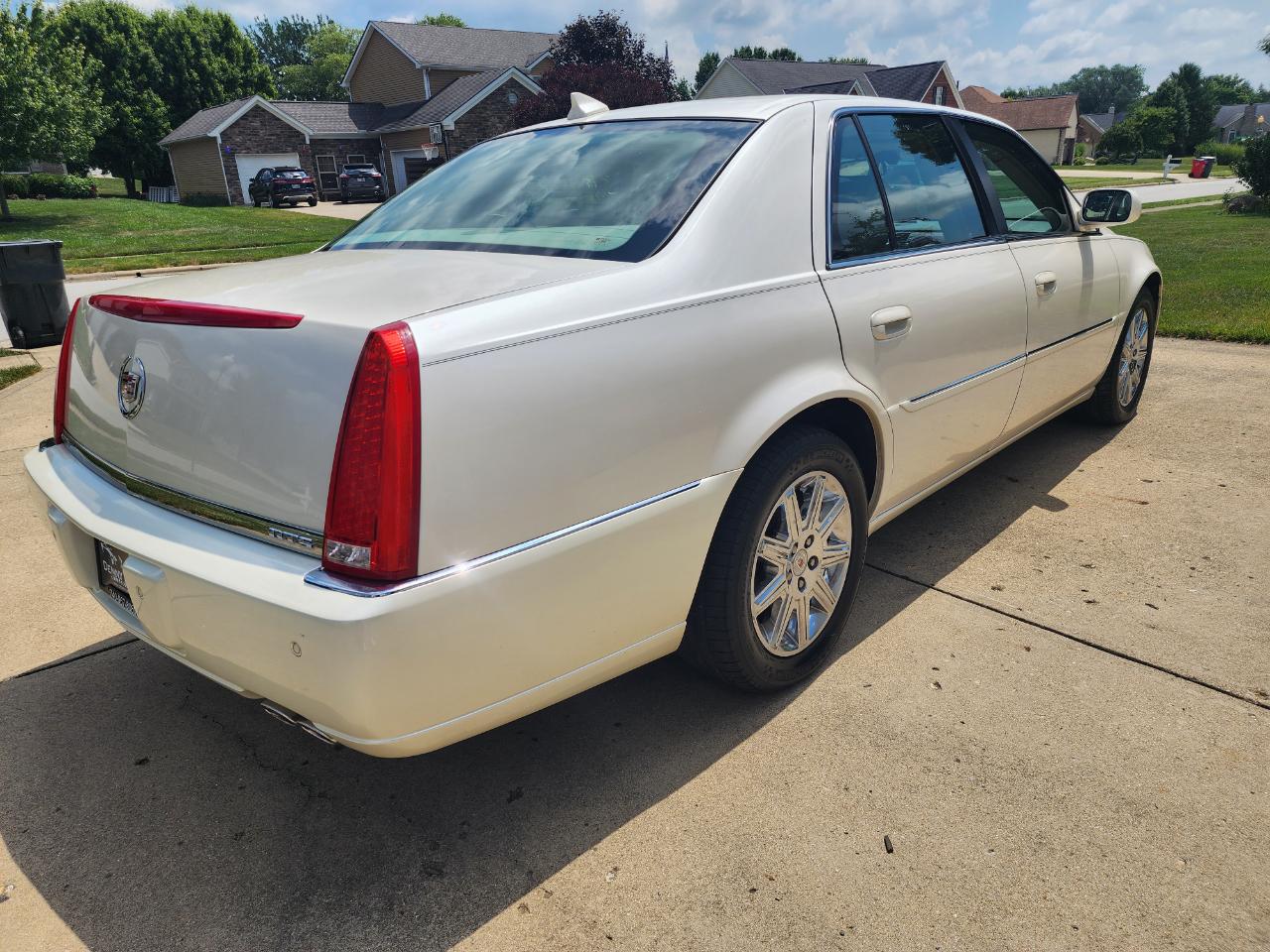 Cadillac DTS 4dr Sdn w/1SD 2010