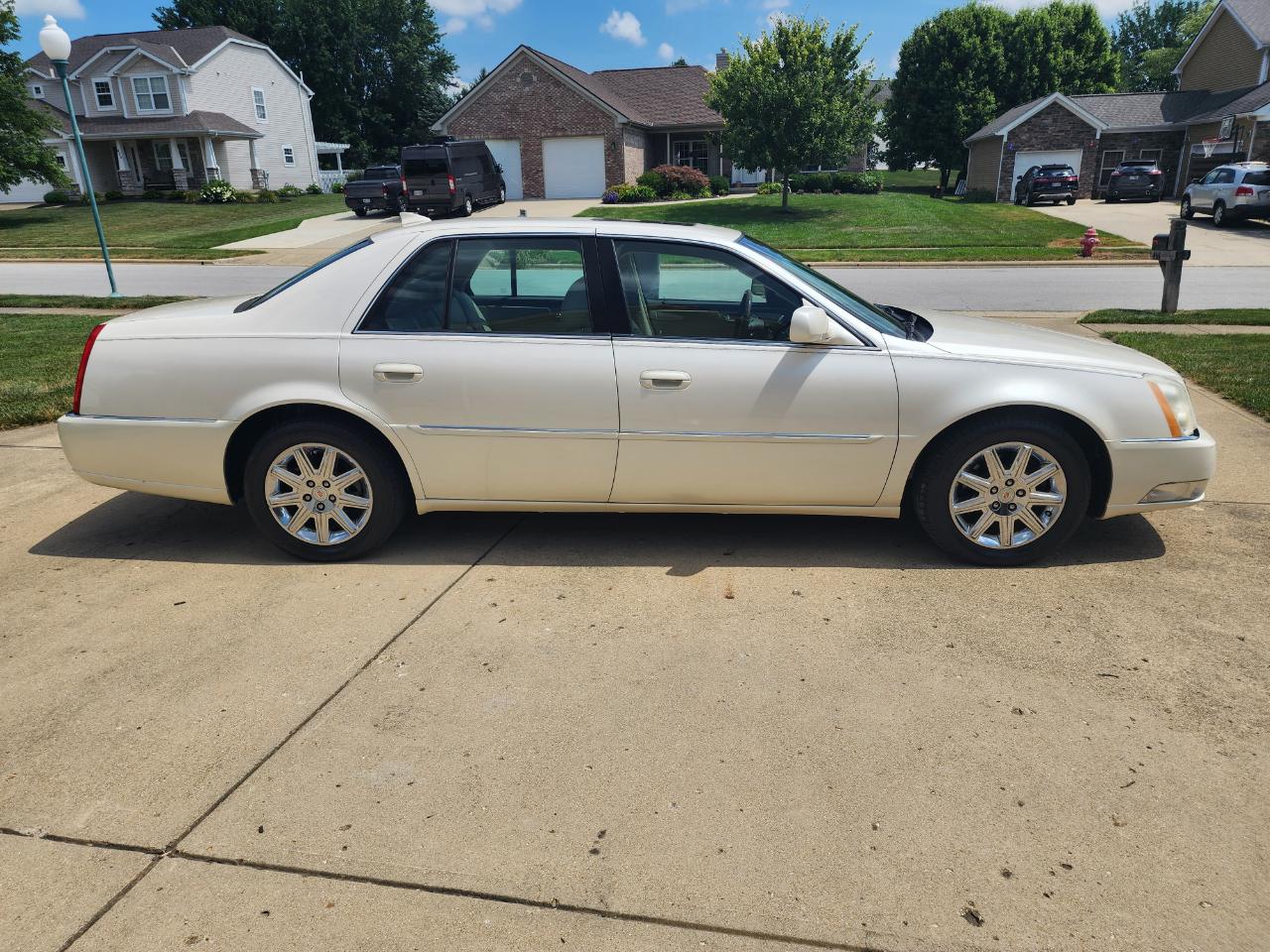 Cadillac DTS 4dr Sdn w/1SD 2010
